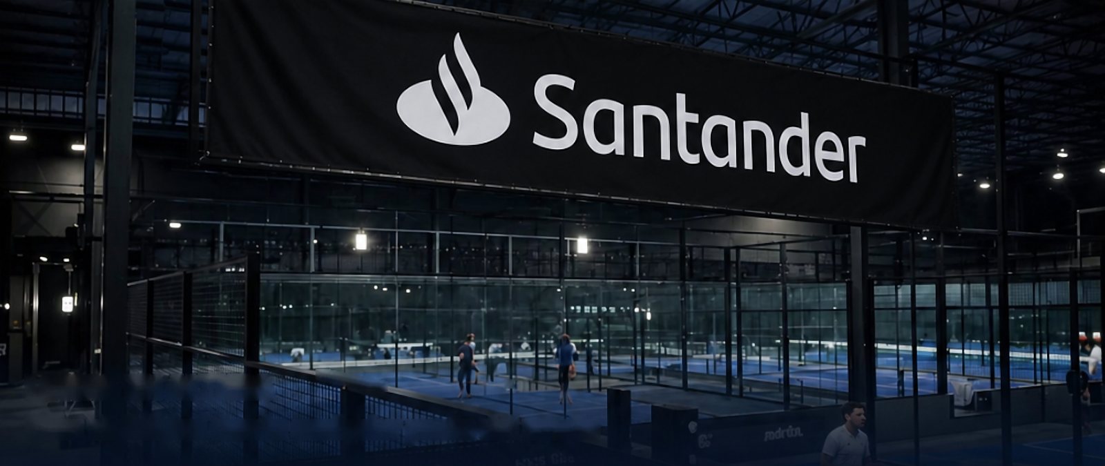 Lona en altura con la marca Santander sobre pistas de pádel cubiertas