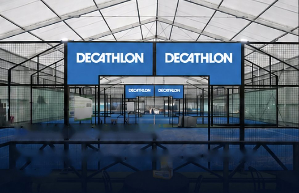 Lonas con la marca Decathlon en el acceso a las pistas de pádel