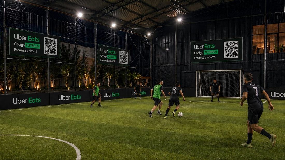 Cartelería perimetral de Uber Eats en cancha de fútbol 5
